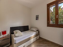 Air-conditioned With Garden and Private Parking