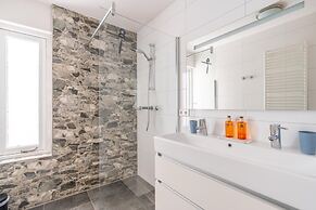 4-person Apartment With Island View