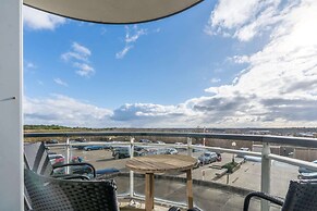 4-person Apartment With Island View