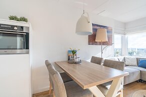 4-person Apartment With Island View