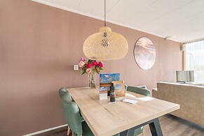 4-person Apartment With Island View