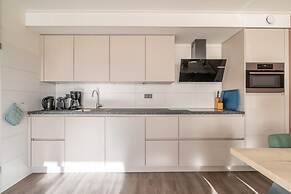 4-person Apartment With Island View