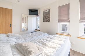 4-person Apartment With Island View