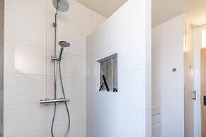 4-person Apartment With Island View