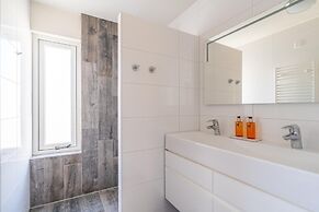 4-person Apartment With Island View