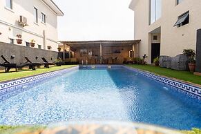 LUXURY APARTMENTS & HOMES