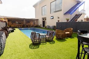 LUXURY APARTMENTS & HOMES