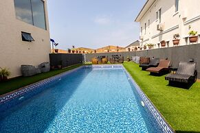 LUXURY APARTMENTS & HOMES