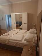 Bright 2BR Apartment Near Main Sights