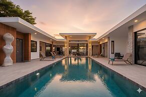 Modern 5 Bedrooms Pool Villa Curtis