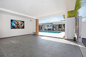 Modern 5 Bedrooms Pool Villa Curtis