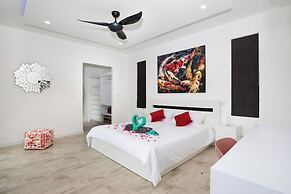 Modern 5 Bedrooms Pool Villa Curtis