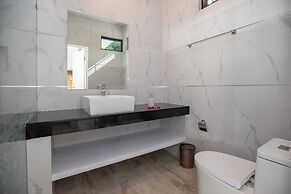 Modern 5 Bedrooms Pool Villa Curtis