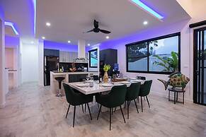 Modern 5 Bedrooms Pool Villa Curtis