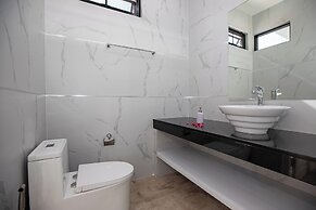 Modern 5 Bedrooms Pool Villa Curtis