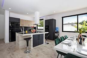 Modern 5 Bedrooms Pool Villa Curtis