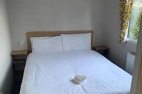 3 Bed Cabin - Sleeps 6 - Wifi, Free Parking, Pets