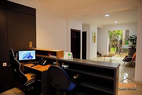 Momo's Hotel