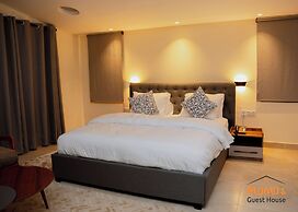 Momo's Hotel
