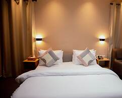 Momo's Hotel