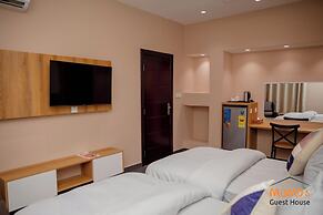 Momo's Hotel