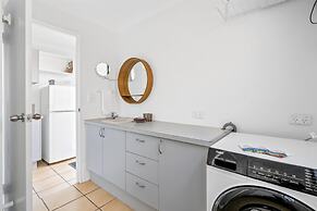Spacious 1-bed Unit With Outdoor Patio Dining
