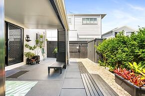 Spacious 1-bed Unit With Outdoor Patio Dining