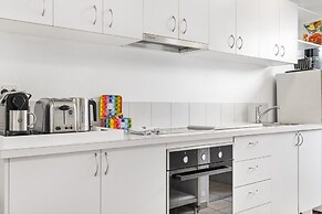 Spacious 1-bed Unit With Outdoor Patio Dining