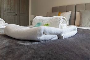 The Elderns Spacious 2BR Netflix Parkingshops