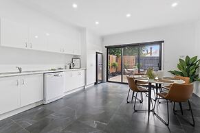 Sleek 2-bed Terrace Near Local Parks