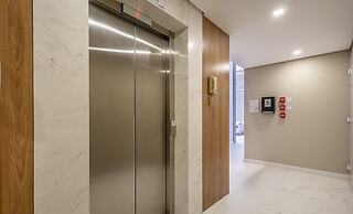 Apts in Building w/ Pool 120 m From the Beach - LTT