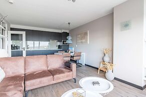 4-person Apartment With Island View