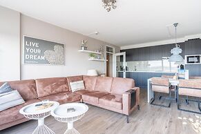 4-person Apartment With Island View