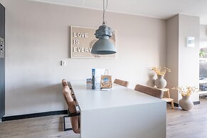 4-person Apartment With Island View