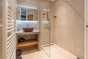 4-person Apartment With Island View