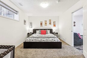 Charming Basement Suite With Parking & Laundry