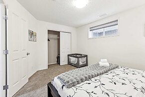 Charming Basement Suite With Parking & Laundry