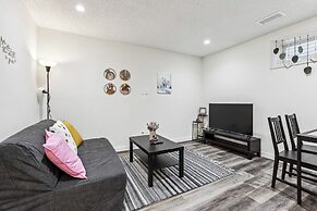 Charming Basement Suite With Parking & Laundry
