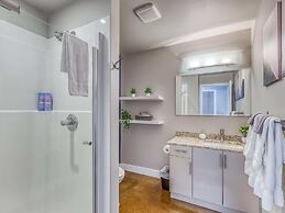 Stylish Condo With Balcony in Downtown Calgary