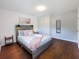 Charming Pet-friendly Summer Stay w/ Parking