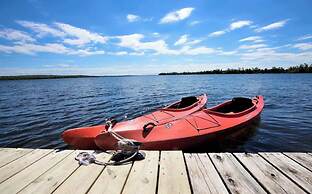 Charming Pet-friendly Summer Stay w/ Parking