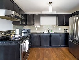 Charming Pet-friendly Summer Stay w/ Parking