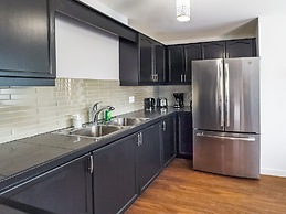 Charming Pet-friendly Summer Stay w/ Parking