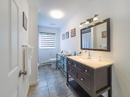 Charming Pet-friendly Summer Stay w/ Parking