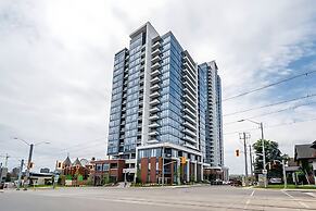 High Rise Condo w Balcony & Breathtaking Views