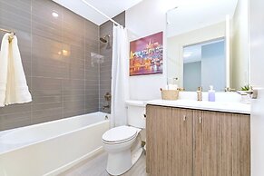 High Rise Condo w Balcony & Breathtaking Views