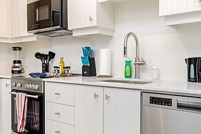 Newly Built Modern Condo w Balcony & City Views