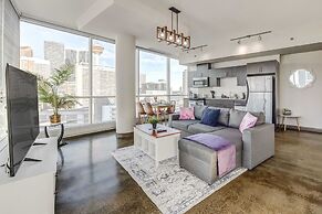 Elegant Condo w/ Balcony, Stunning Downtown Views!