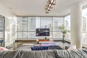 Elegant Condo w/ Balcony, Stunning Downtown Views!