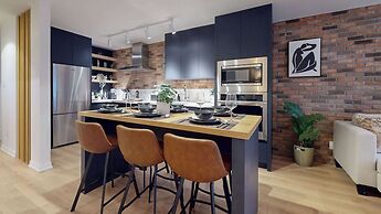 Casa Hotels Elegant 2BR Suite in Leslieville